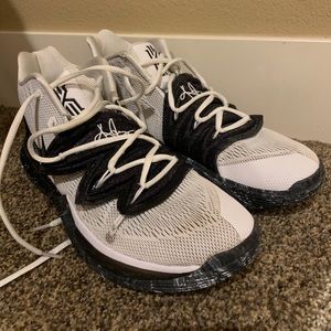Men’s Nike Kyrie 5 Cookies & Cream Basketball Shoe